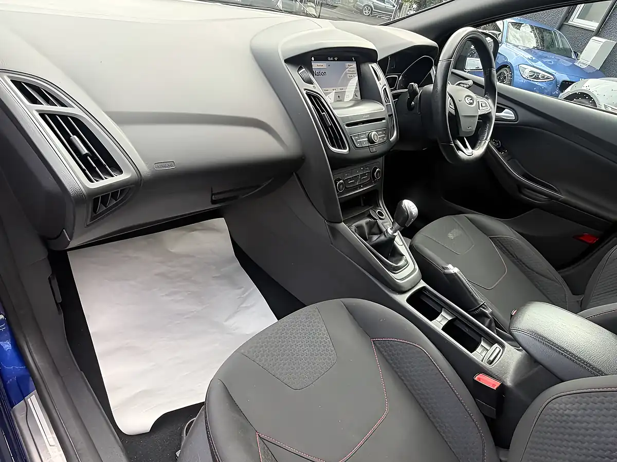 Used 2017 Ford Focus ST-Line Blue - Interior and Exterior details 11