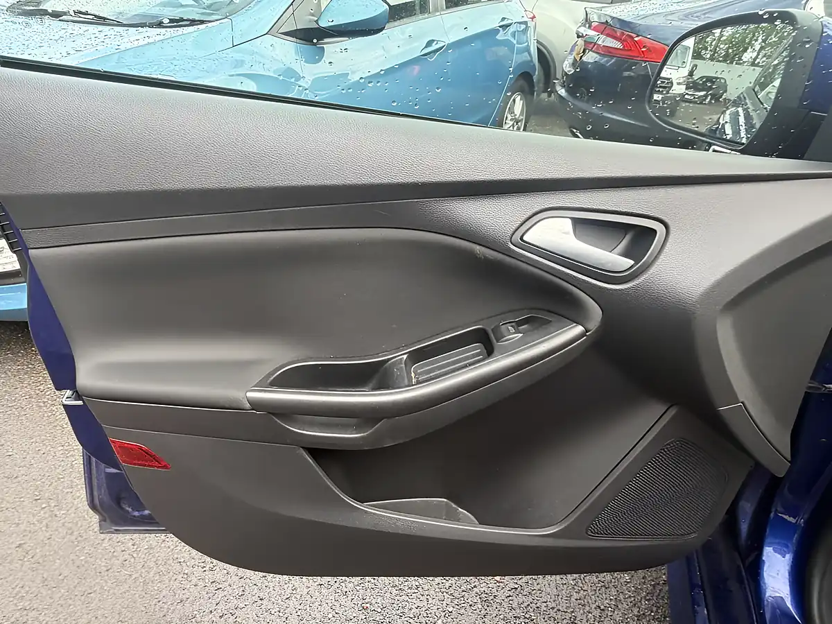 Used 2017 Ford Focus ST-Line Blue - Interior and Exterior details 13