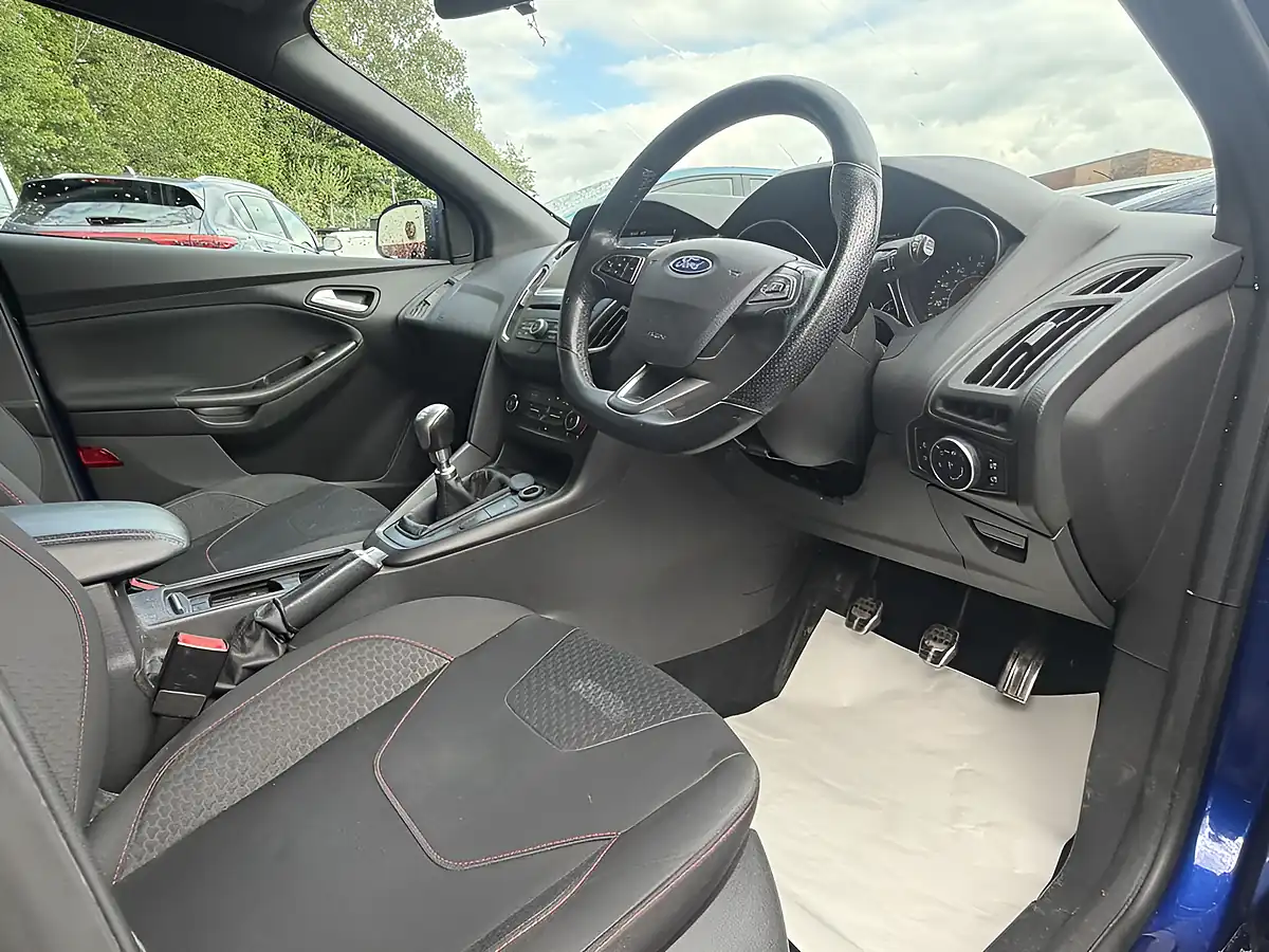 Used 2017 Ford Focus ST-Line Blue - Interior and Exterior details 15