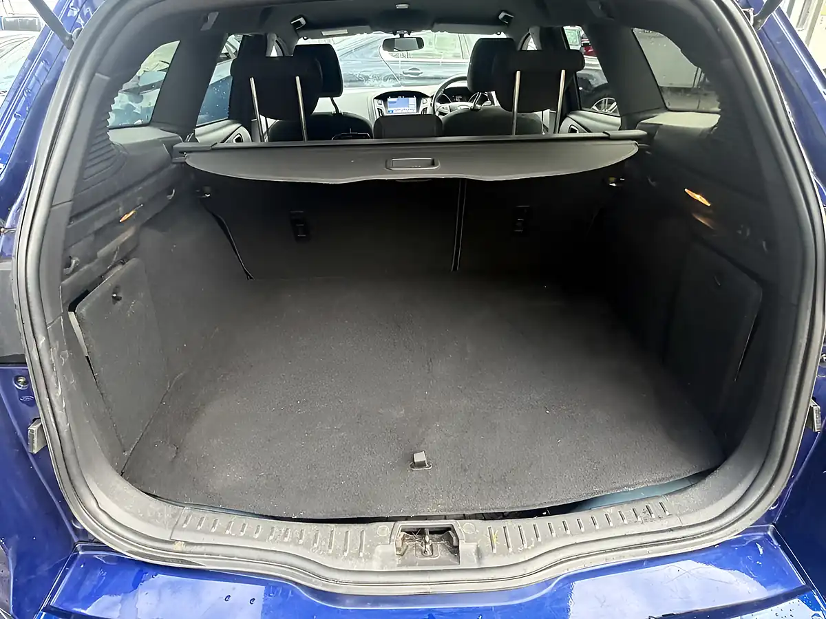 Used 2017 Ford Focus ST-Line Blue - Interior and Exterior details 16