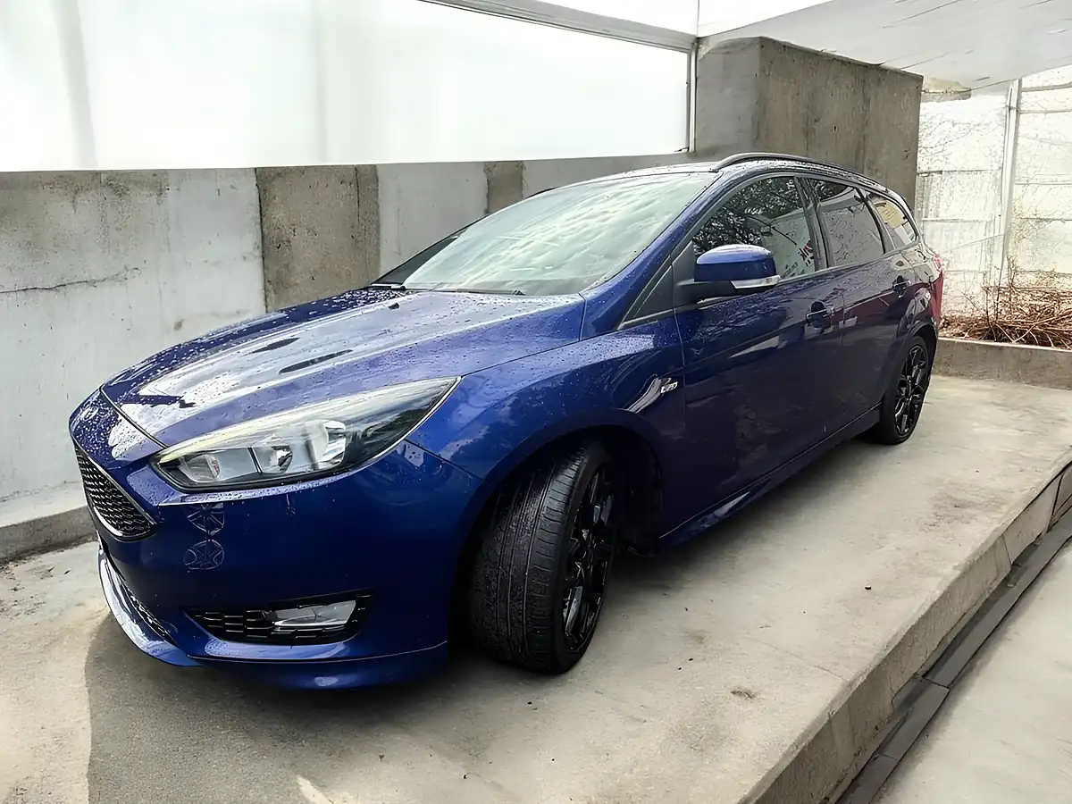 Used 2017 Ford Focus ST-Line Blue - Interior and Exterior details 3