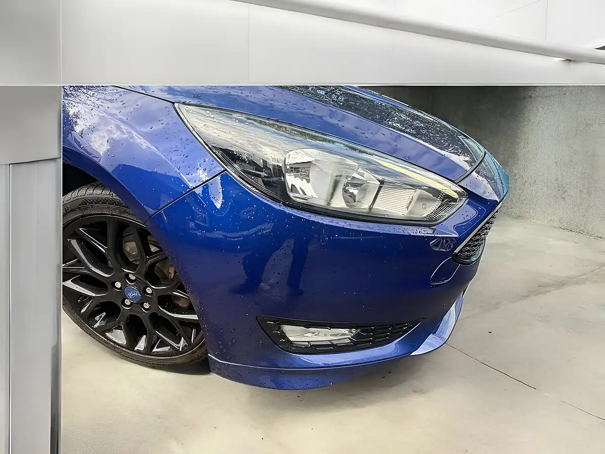 Used 2017 Ford Focus ST-Line Blue - Interior and Exterior details 8