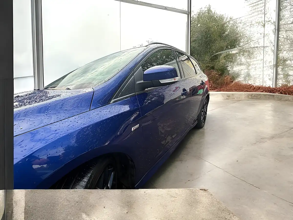 Used 2017 Ford Focus ST-Line Blue - Interior and Exterior details 9