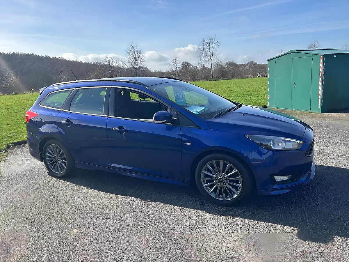 Used 2017 Ford Focus ST-Line Blue - Interior and Exterior details 5