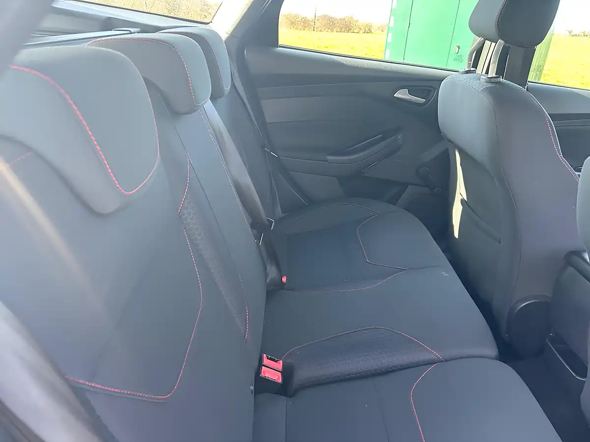 Used 2017 Ford Focus ST-Line Blue - Interior and Exterior details 8