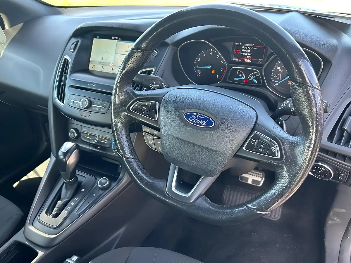 Used 2017 Ford Focus ST-Line Blue - Interior and Exterior details 9