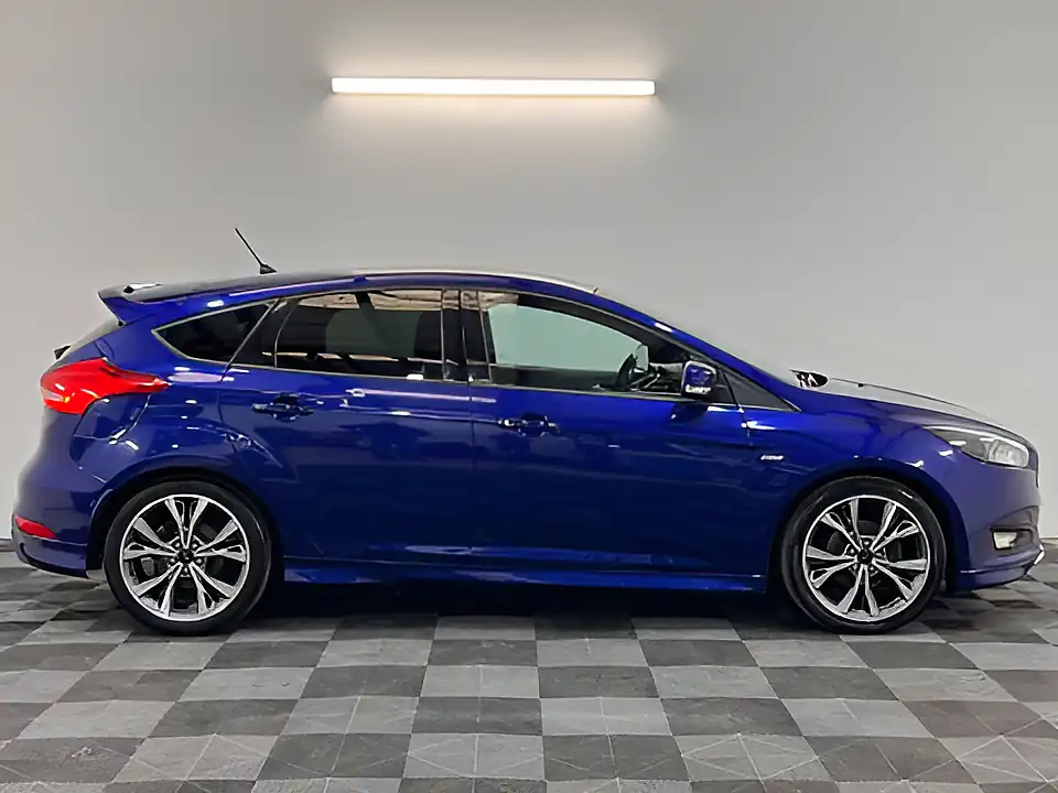 Used 2017 Ford Focus ST-Line Deep Impact Blue - Interior and Exterior details 3