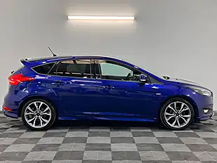 Used 2017 Ford Focus ST-Line Deep Impact Blue - Interior and Exterior details 4