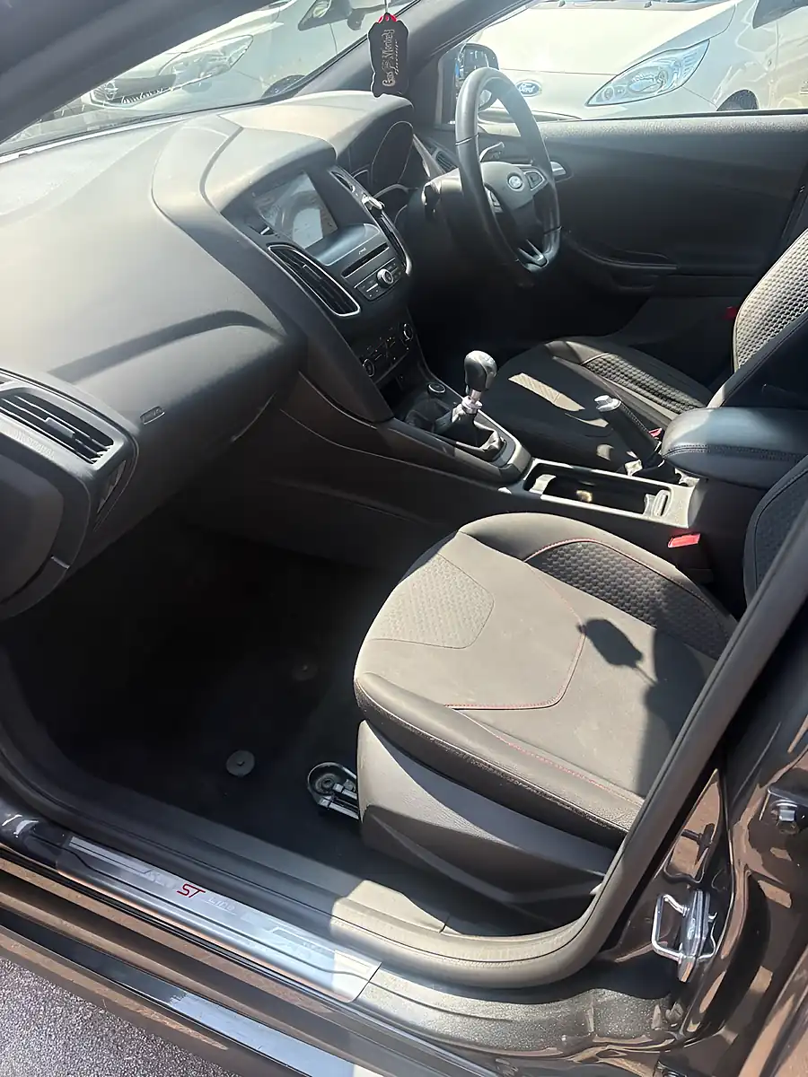 Used 2017 Ford Focus ST-Line Grey - Interior and Exterior details 5