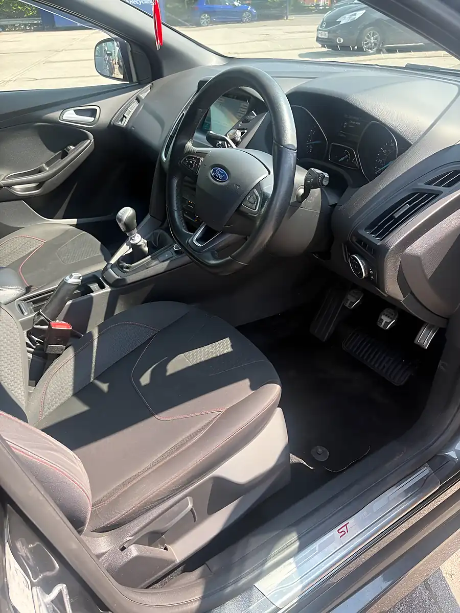 Used 2017 Ford Focus ST-Line Grey - Interior and Exterior details 8