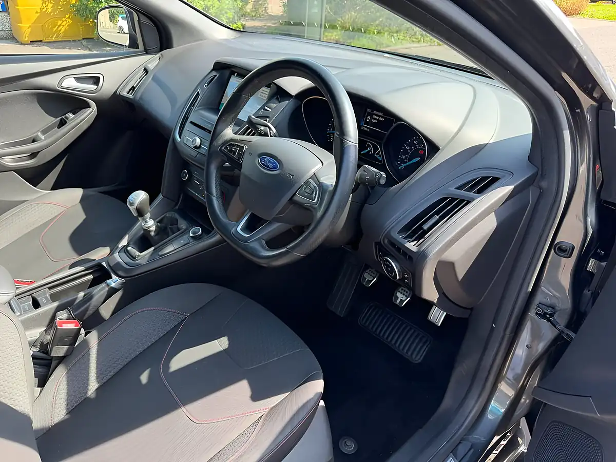 Used 2017 Ford Focus ST-Line Grey - Interior and Exterior details 8