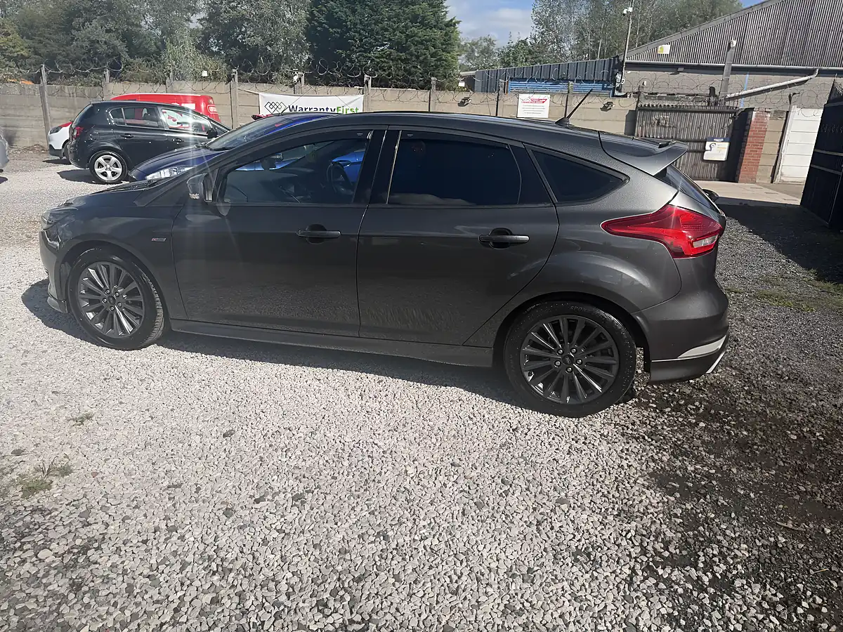 Used 2017 Ford Focus ST-Line Grey - Interior and Exterior details 4