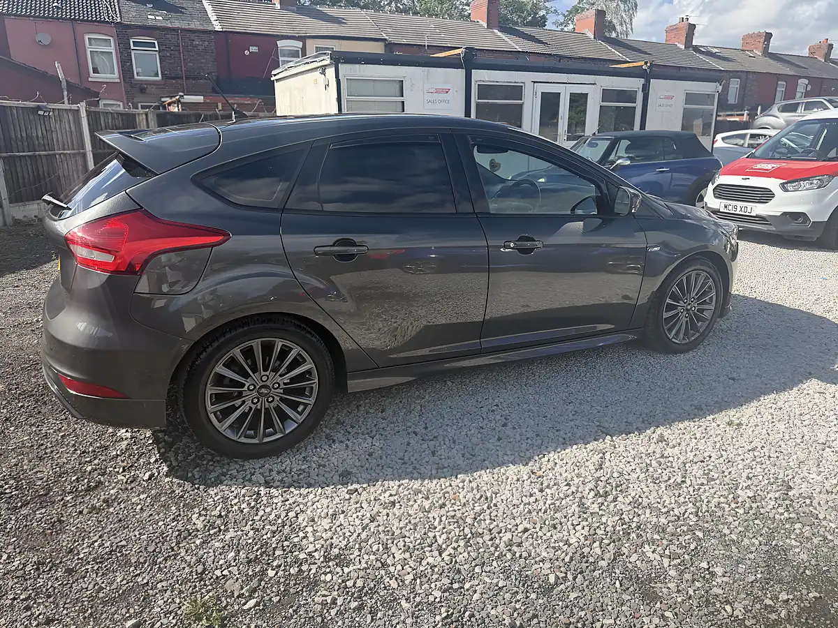 Used 2017 Ford Focus ST-Line Grey - Interior and Exterior details 7