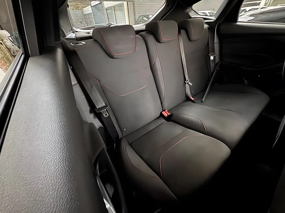Used 2017 Ford Focus ST-Line Molten Orange - Interior and Exterior details 11
