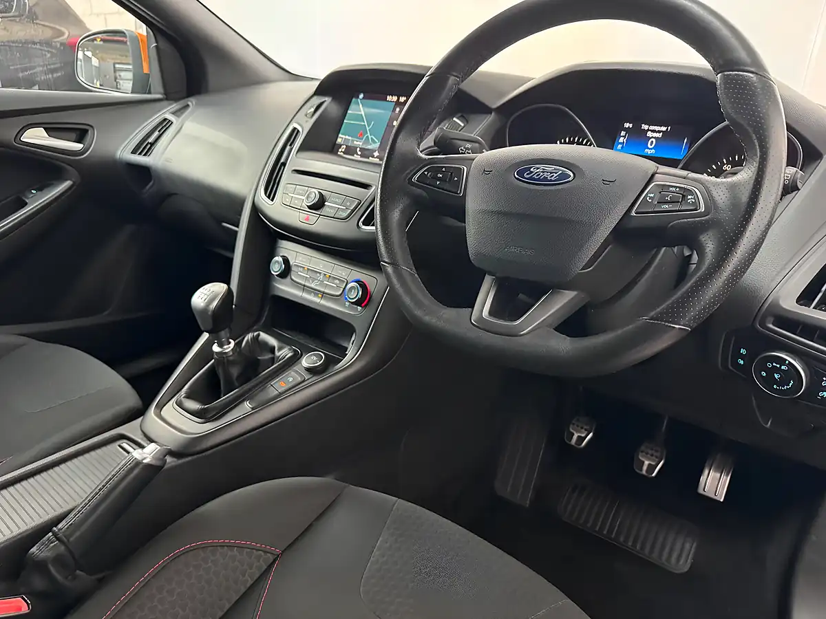 Used 2017 Ford Focus ST-Line Molten Orange - Interior and Exterior details 3