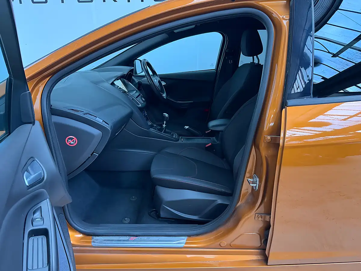 Used 2017 Ford Focus ST-Line Molten Orange - Interior and Exterior details 9