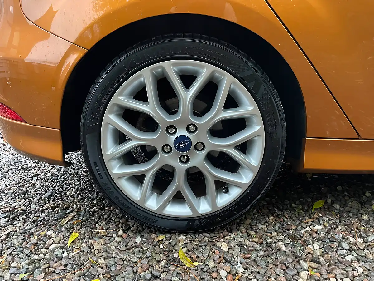 Used 2017 Ford Focus ST-Line Orange - Interior and Exterior details 13