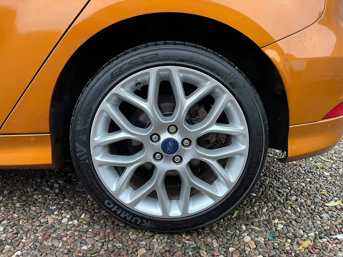 Used 2017 Ford Focus ST-Line Orange - Interior and Exterior details 14