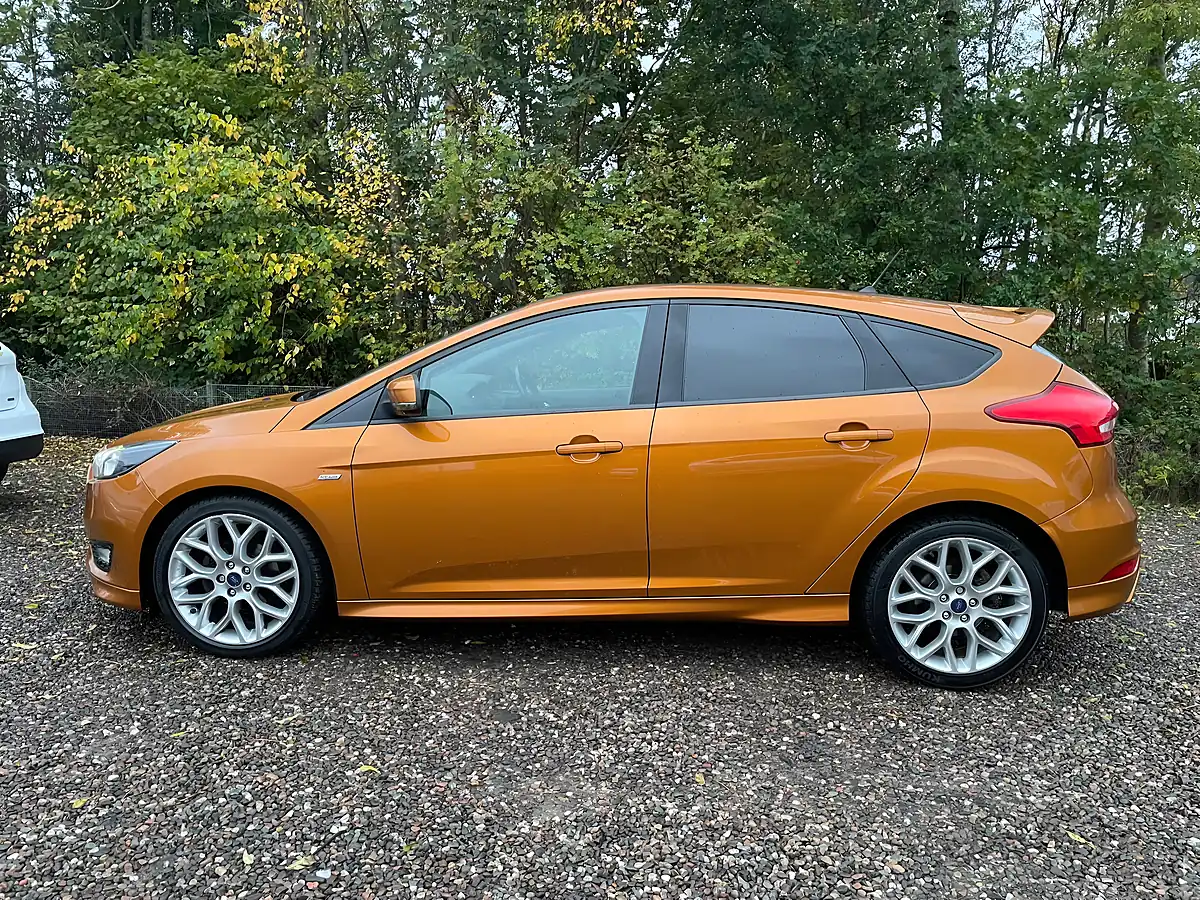 Used 2017 Ford Focus ST-Line Orange - Interior and Exterior details 6