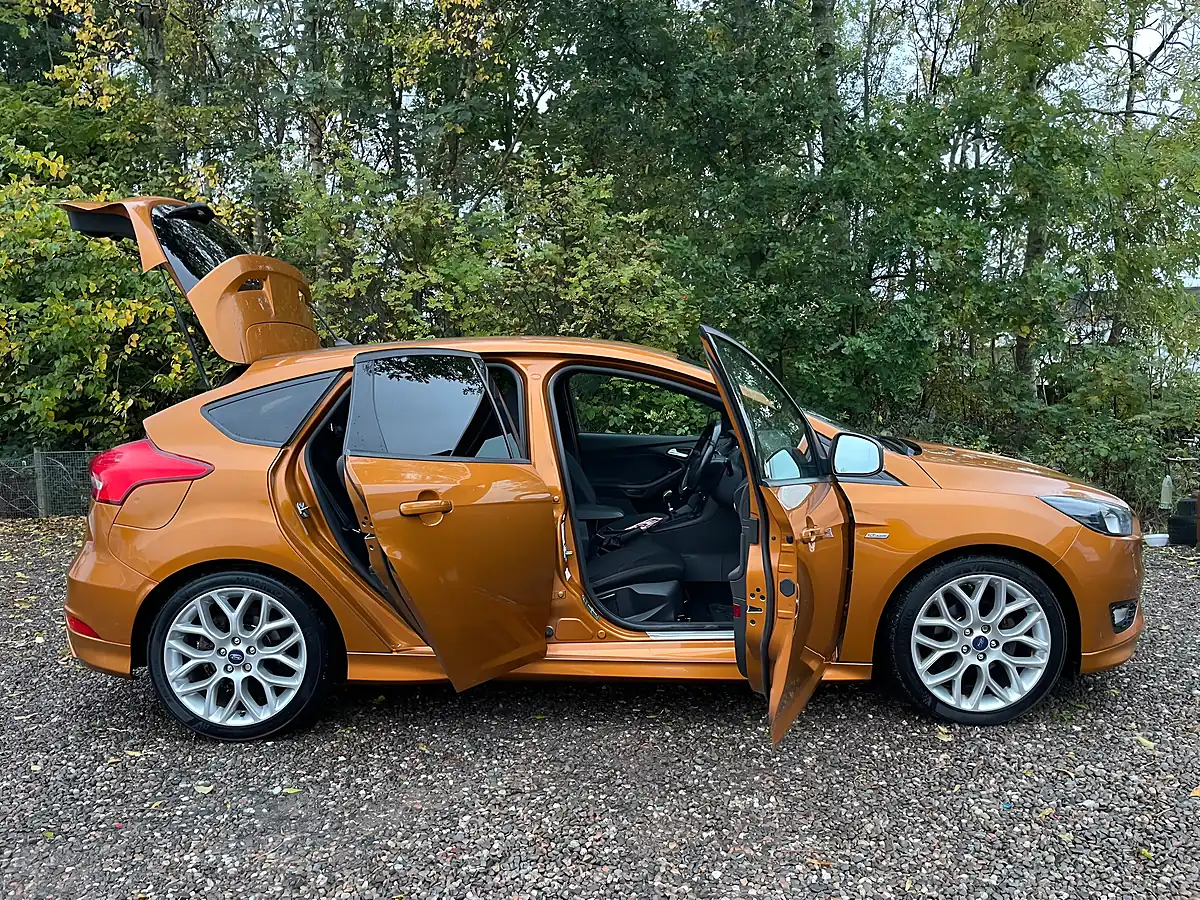 Used 2017 Ford Focus ST-Line Orange - Interior and Exterior details 7