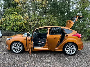 Used 2017 Ford Focus ST-Line Orange - Interior and Exterior details 8