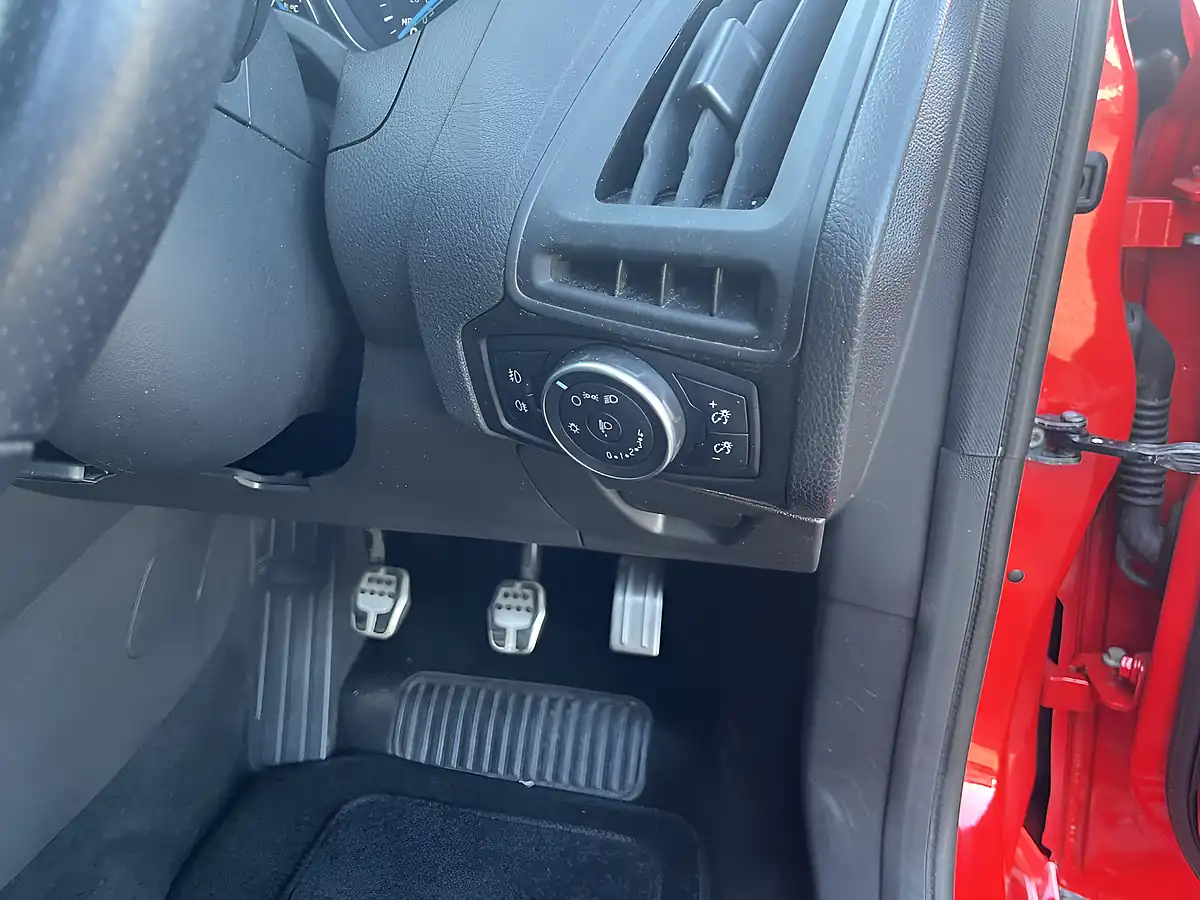 Used 2017 Ford Focus ST-Line Race Red - Interior and Exterior details 15