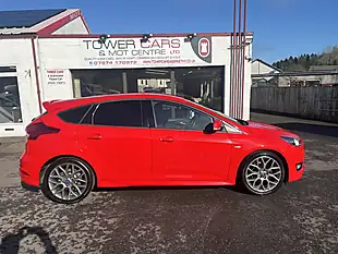 Used 2017 Ford Focus ST-Line Race Red - Interior and Exterior details 2