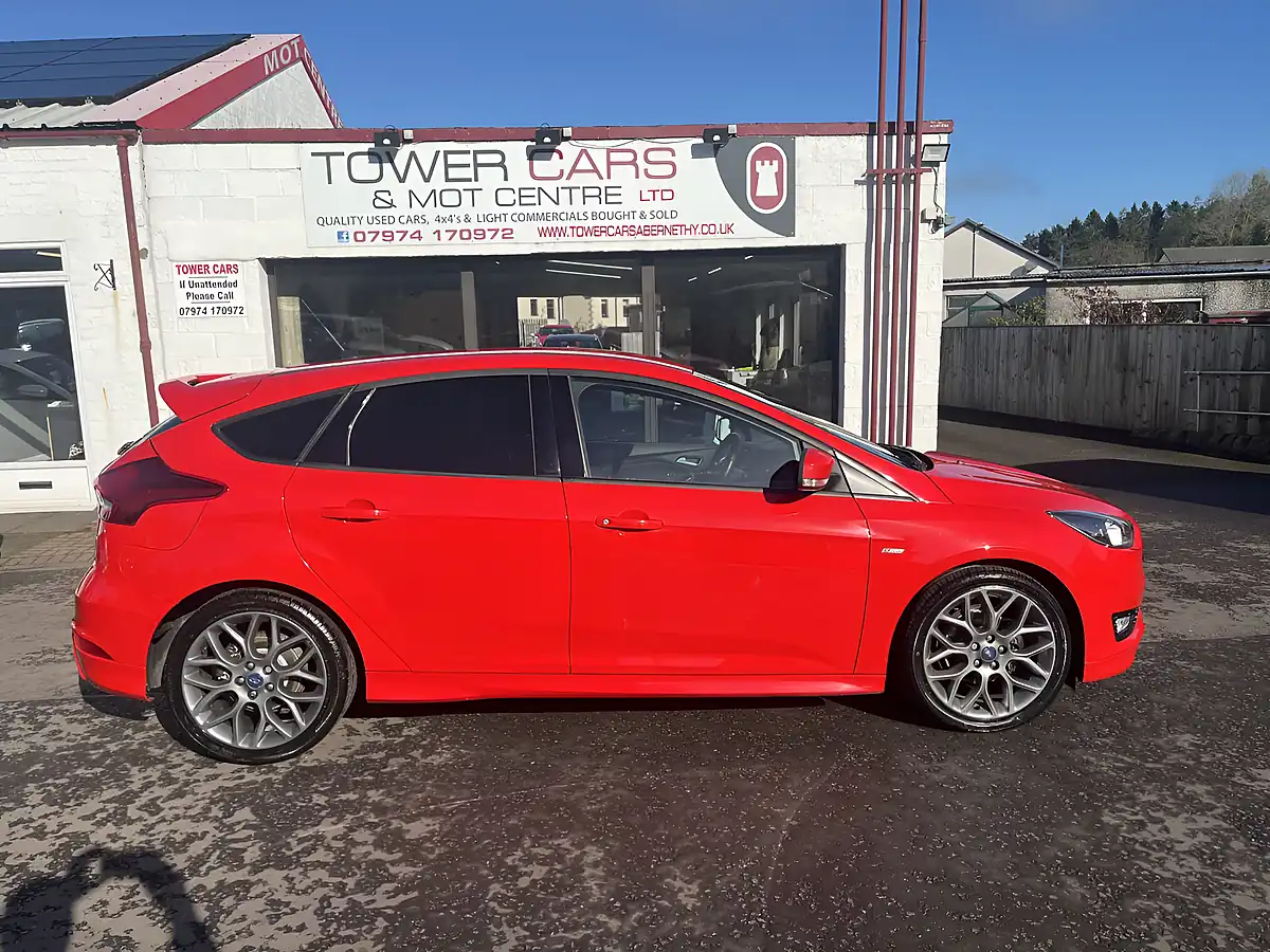 Used 2017 Ford Focus ST-Line Race Red - Interior and Exterior details 2