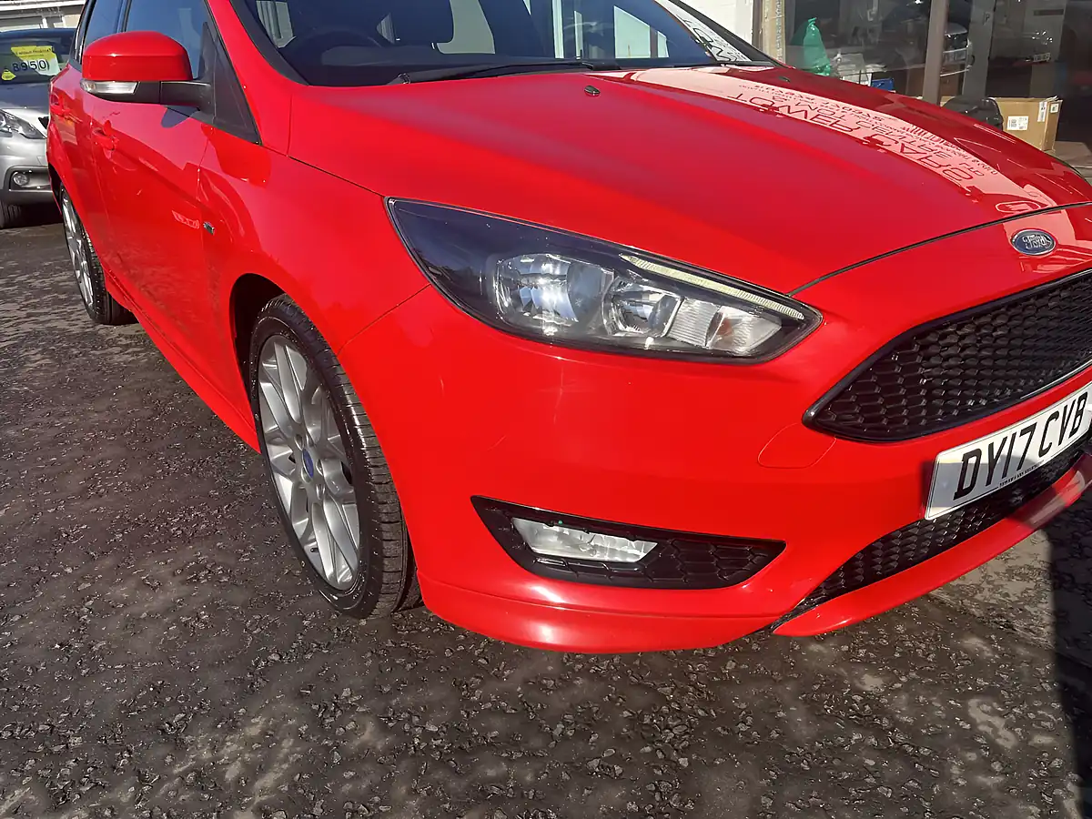 Used 2017 Ford Focus ST-Line Race Red - Interior and Exterior details 4