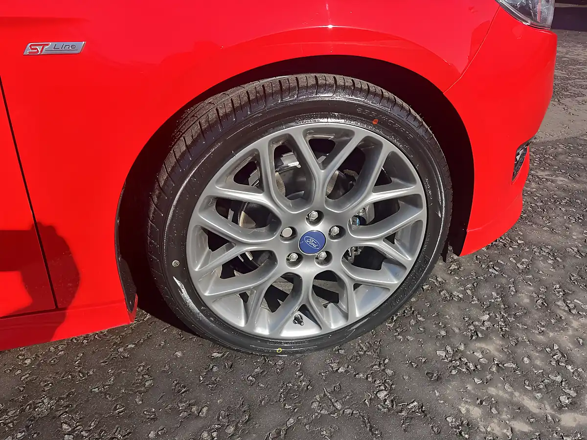 Used 2017 Ford Focus ST-Line Race Red - Interior and Exterior details 5