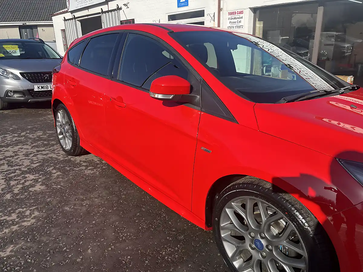 Used 2017 Ford Focus ST-Line Race Red - Interior and Exterior details 6