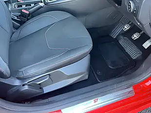 Used 2017 Ford Focus ST-Line Race Red - Interior and Exterior details 7