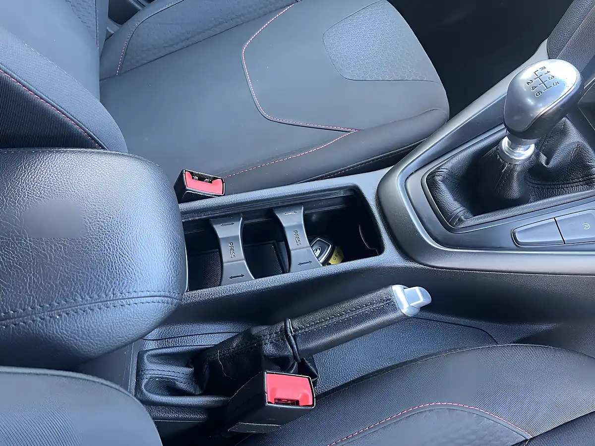 Used 2017 Ford Focus ST-Line Race Red - Interior and Exterior details 8