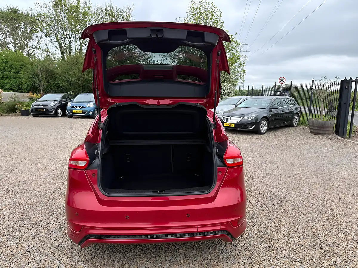 Used 2017 Ford Focus ST-Line Red - Interior and Exterior details 14