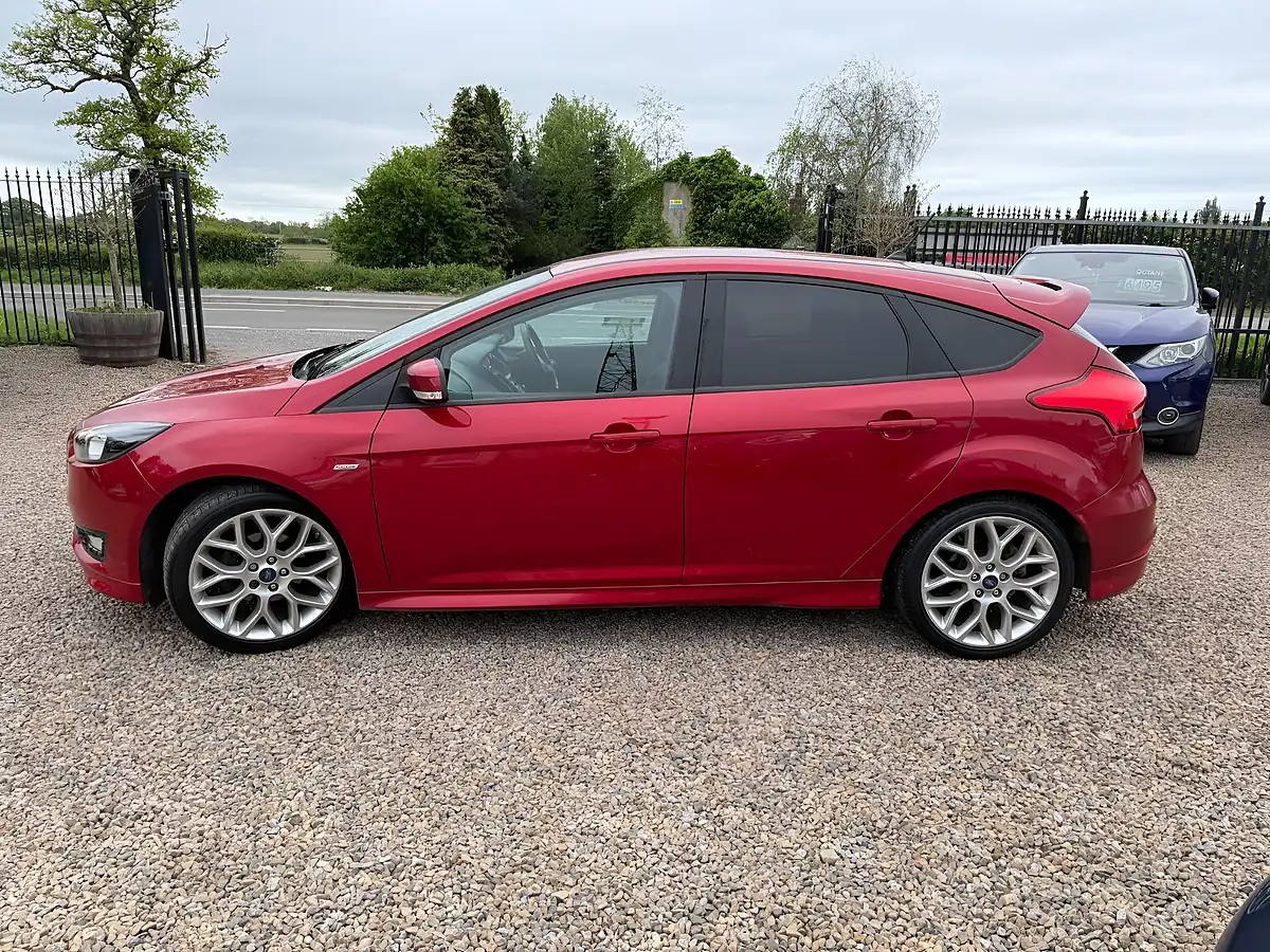 Used 2017 Ford Focus ST-Line Red - Interior and Exterior details 4