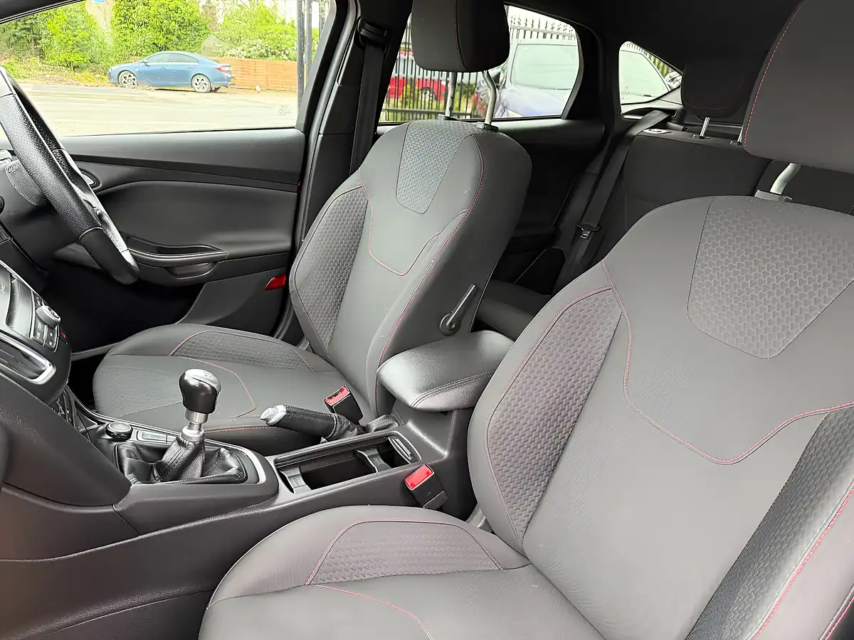 Used 2017 Ford Focus ST-Line Red - Interior and Exterior details 5
