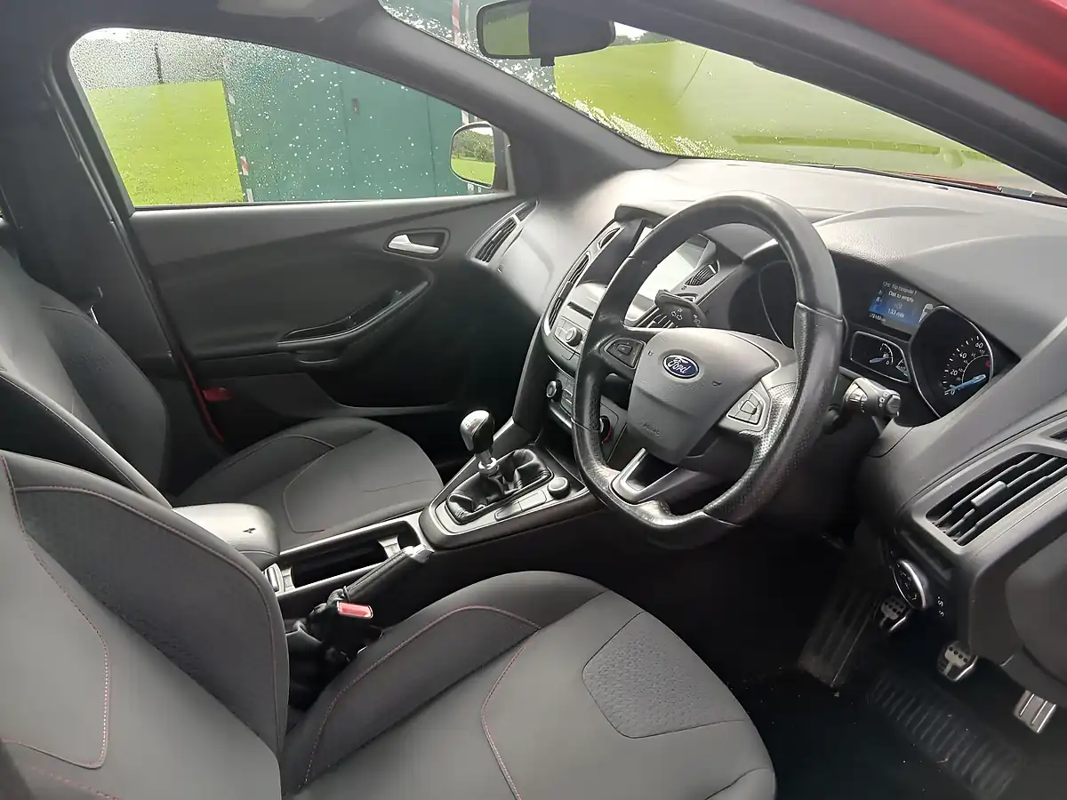 Used 2017 Ford Focus ST-Line Red - Interior and Exterior details 11