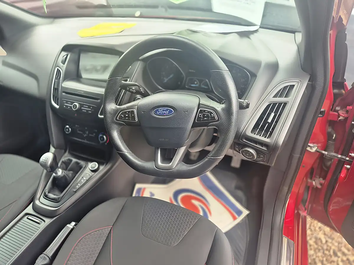Used 2017 Ford Focus ST-Line Red - Interior and Exterior details 10