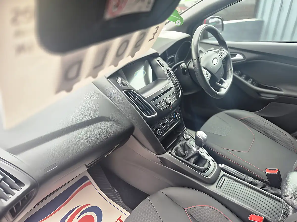 Used 2017 Ford Focus ST-Line Red - Interior and Exterior details 12