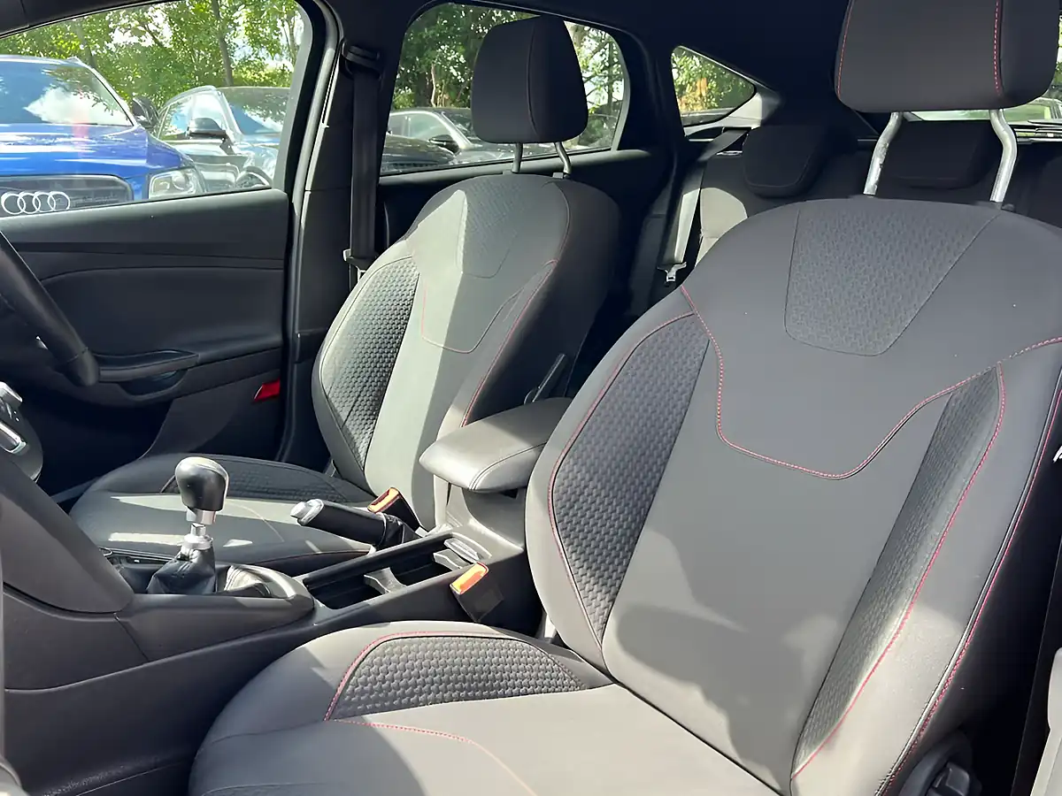 Used 2017 Ford Focus ST-Line Red - Interior and Exterior details 13