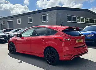 Used 2017 Ford Focus ST-Line Red - Interior and Exterior details 8