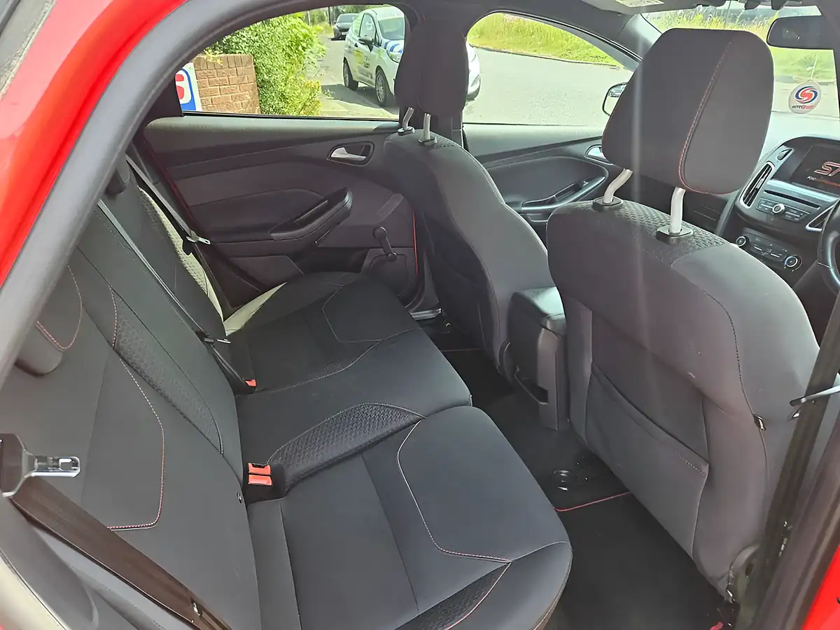 Used 2017 Ford Focus ST-Line Red - Interior and Exterior details 10