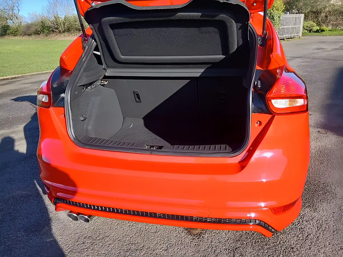 Used 2017 Ford Focus ST-Line Red - Interior and Exterior details 9