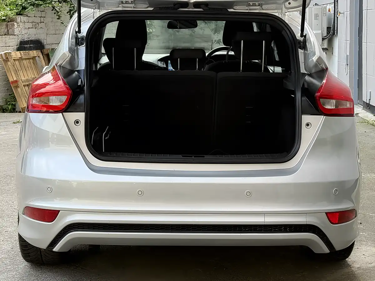 Used 2017 Ford Focus ST-Line Silver - Interior and Exterior details 10