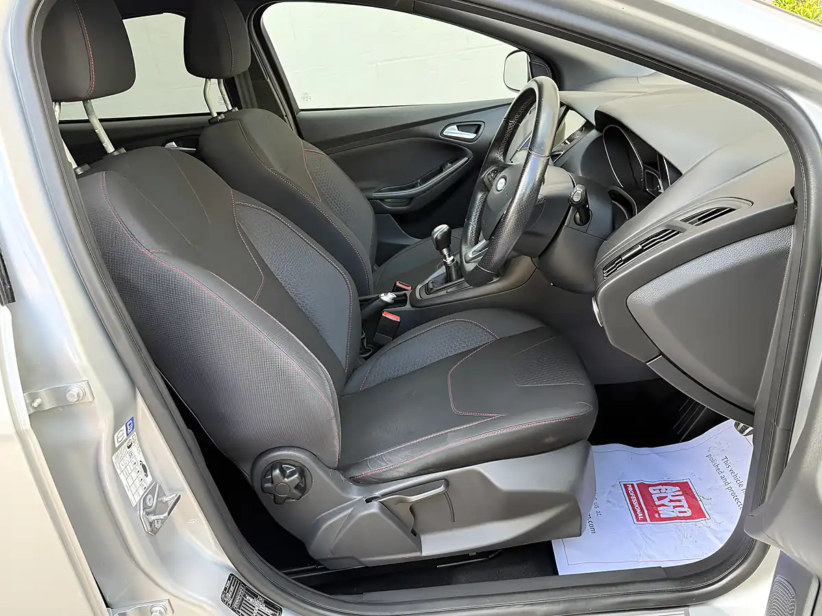 Used 2017 Ford Focus ST-Line Silver - Interior and Exterior details 12