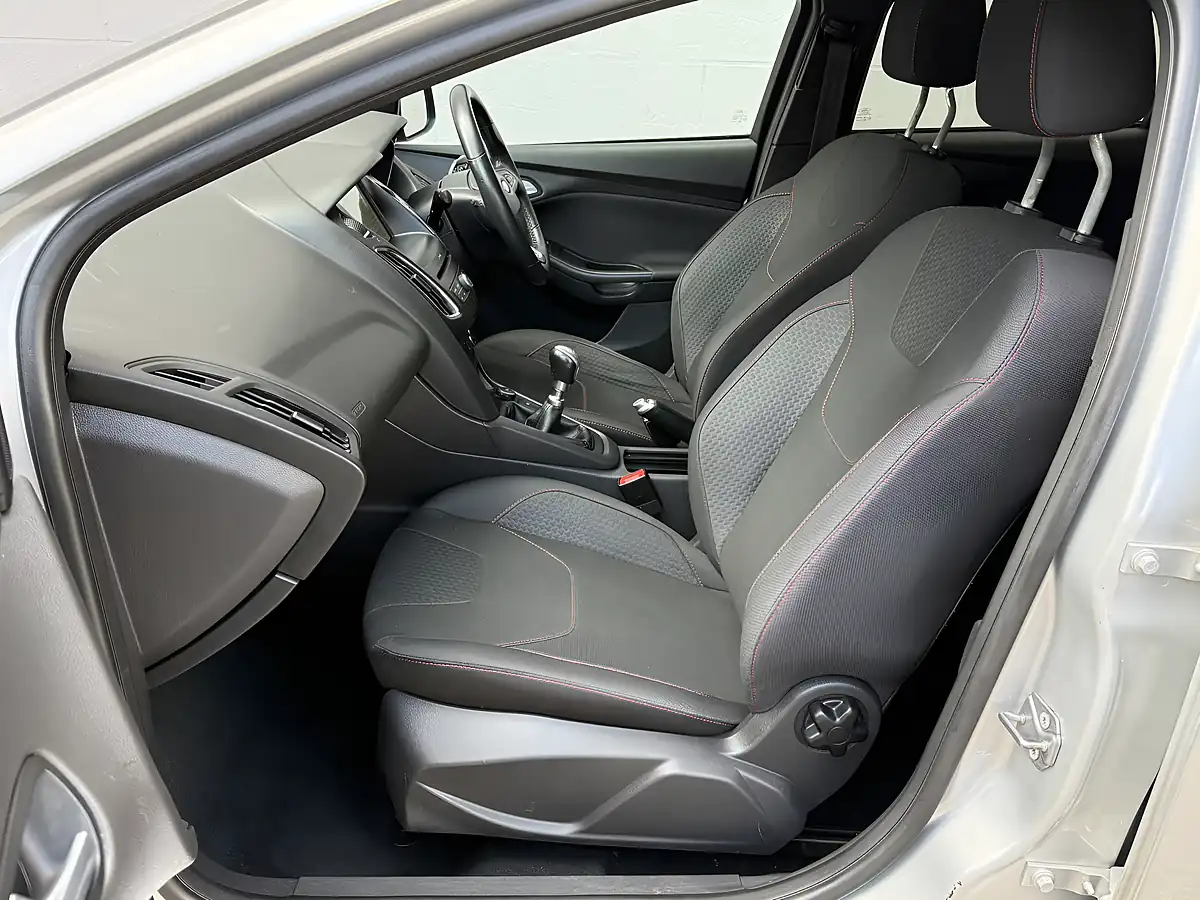 Used 2017 Ford Focus ST-Line Silver - Interior and Exterior details 13