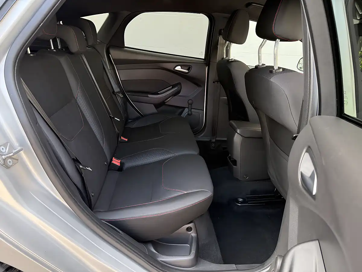 Used 2017 Ford Focus ST-Line Silver - Interior and Exterior details 16