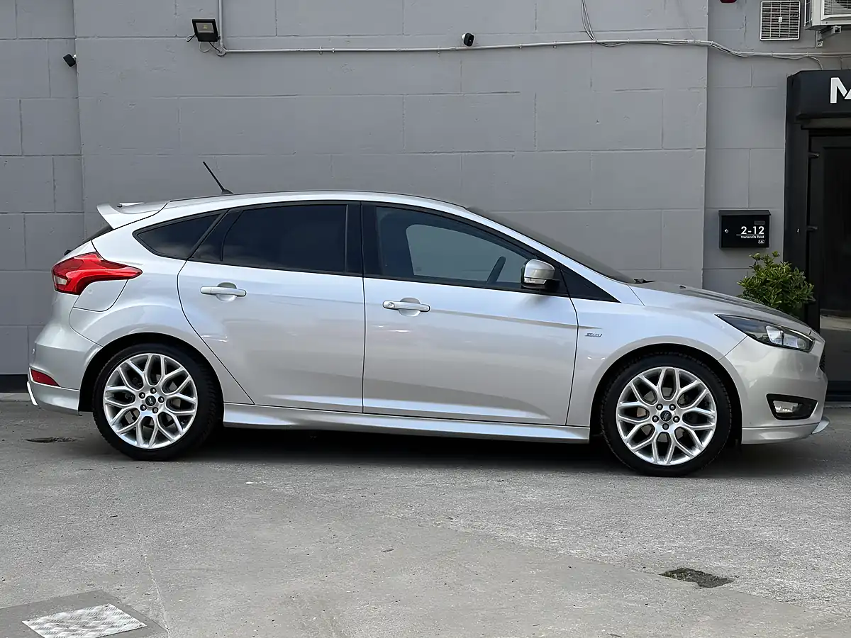 Used 2017 Ford Focus ST-Line Silver - Interior and Exterior details 6