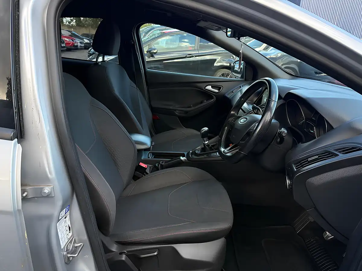 Used 2017 Ford Focus ST-Line Silver - Interior and Exterior details 10