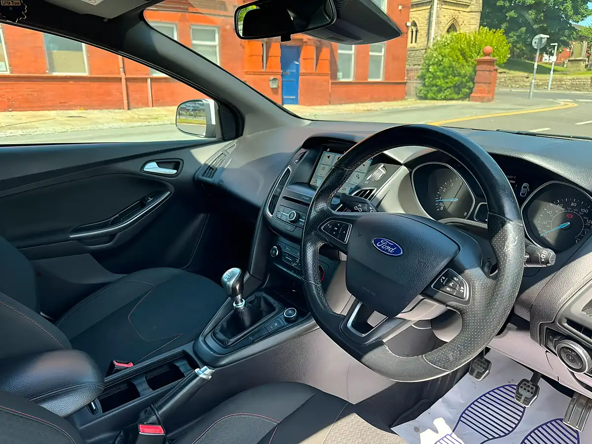 Used 2017 Ford Focus ST-Line White - Interior and Exterior details 4